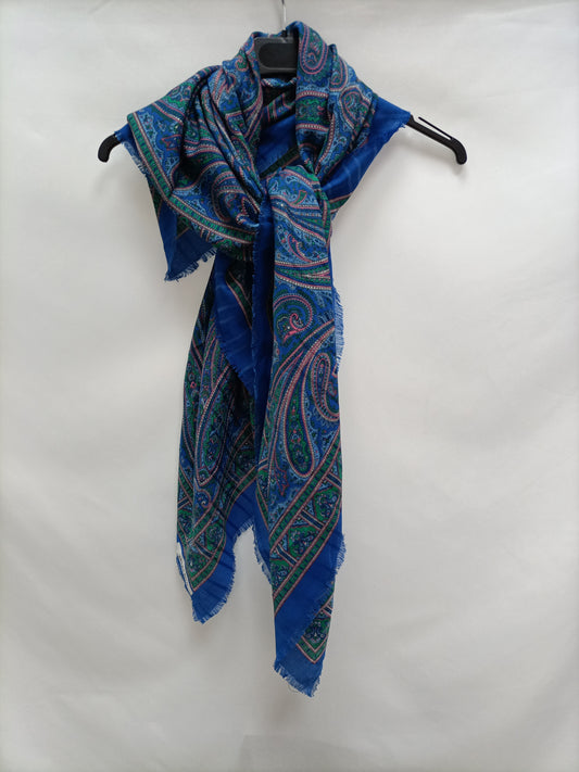 LAURA PITTI. Fular azul estampado