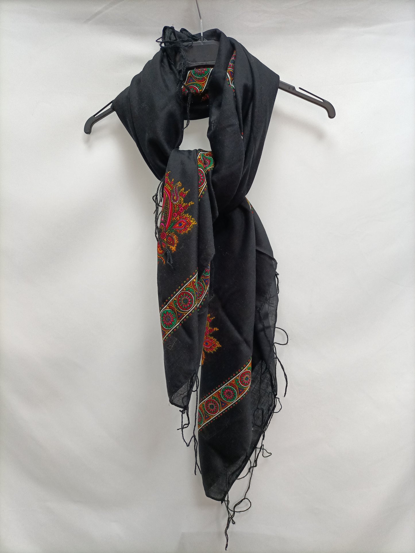 OTRAS. Pasmina negra flores