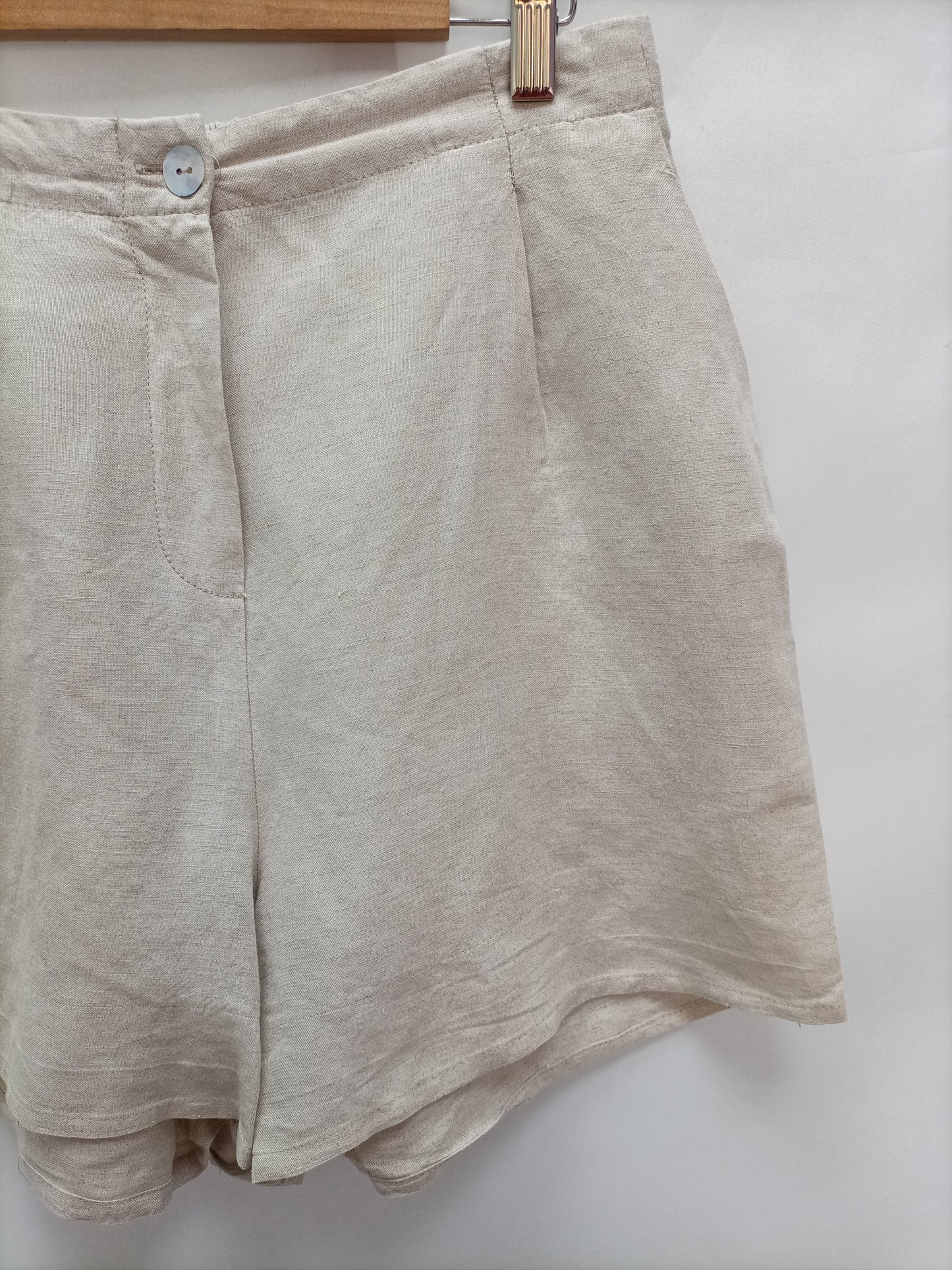 OYSHO. Pantalón corto beige T.m