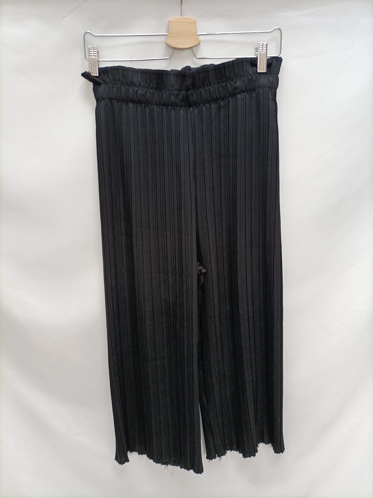 SFERA. Pantalón negro plisado T.m