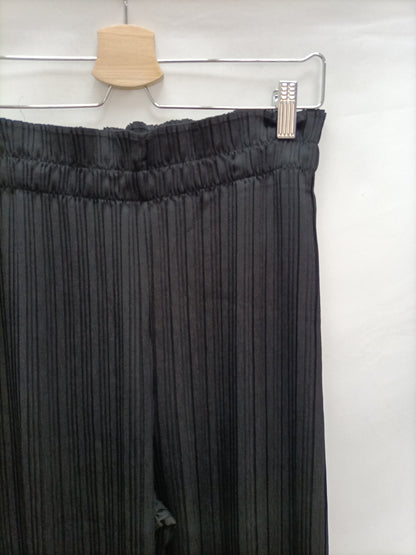 SFERA. Pantalón negro plisado T.m