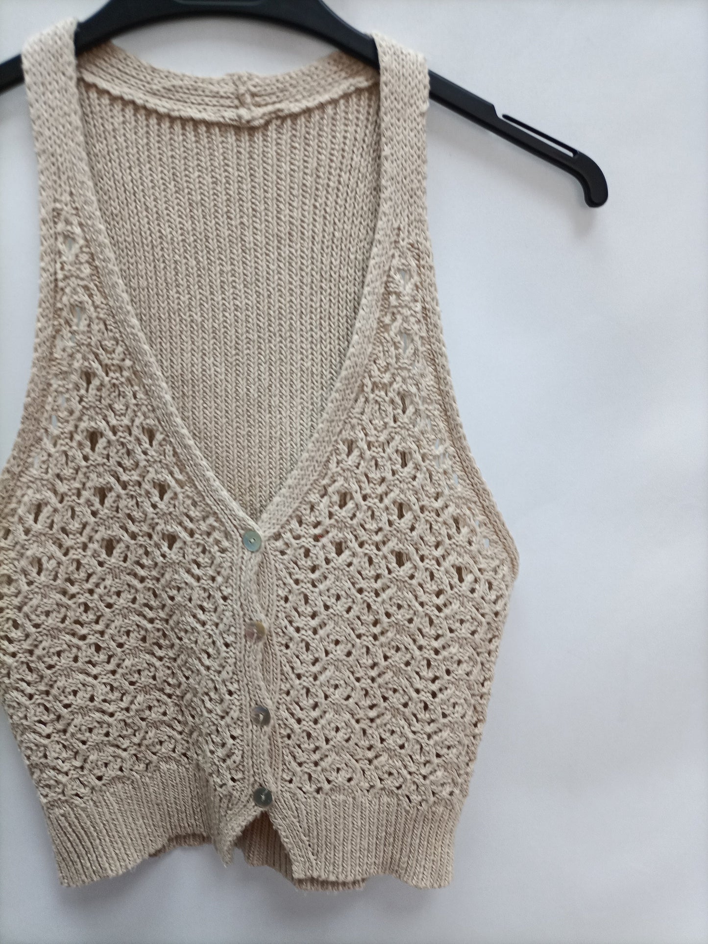 OTHERS. Die-cut beige vestT.u(s)