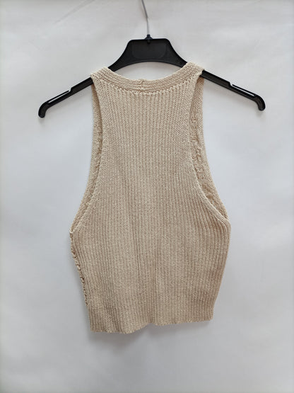 OTHERS. Die-cut beige vestT.u(s)