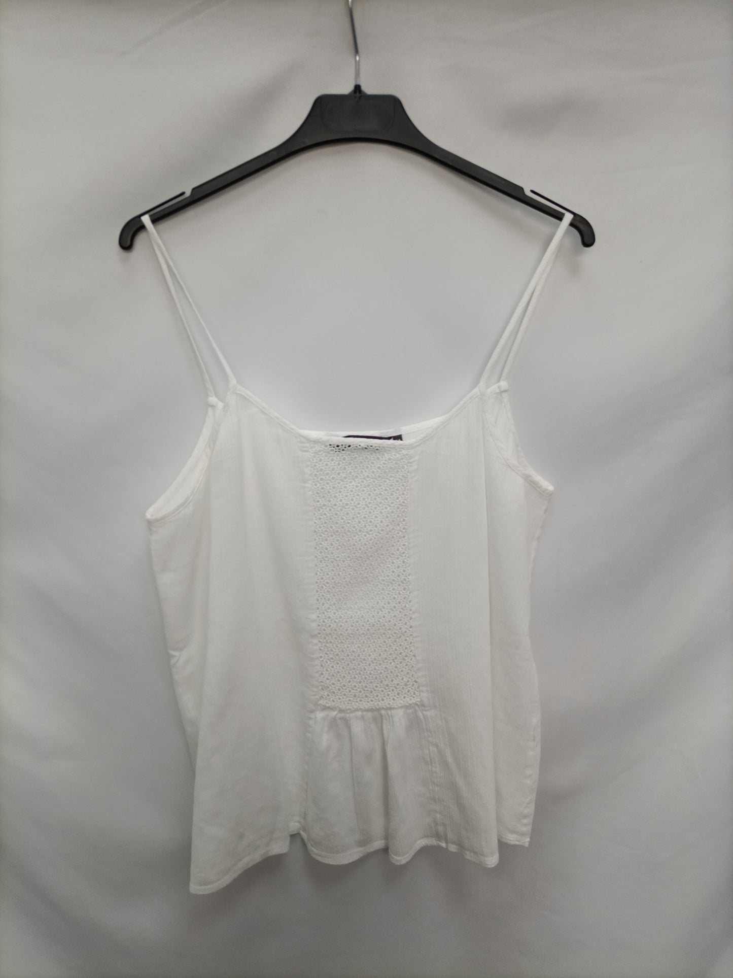 QRM. Top blanco troquelado T.m