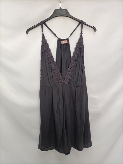 PULL&BEAR. Mono gris encaje T.xl