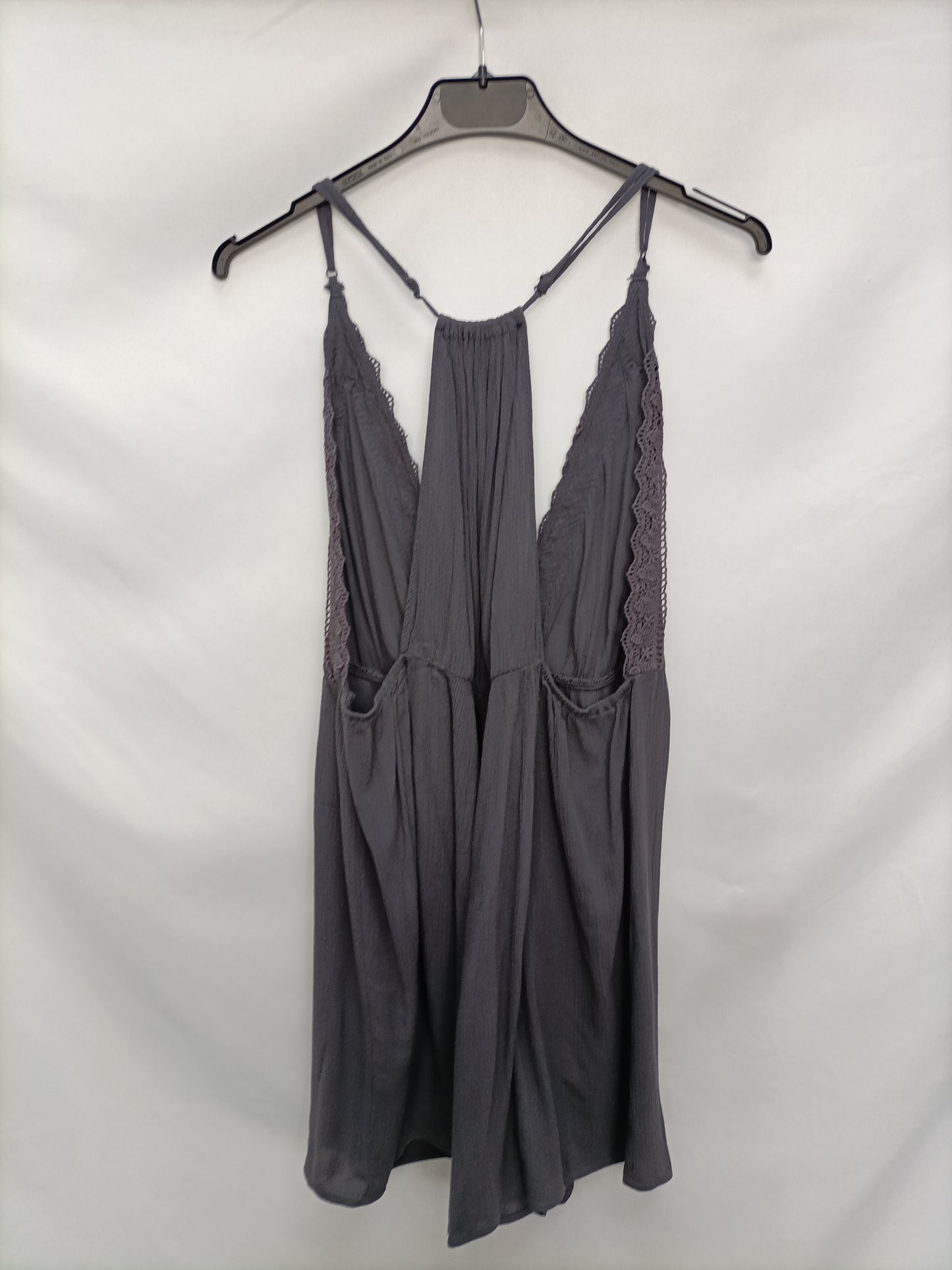 PULL&BEAR. Mono gris encaje T.xl