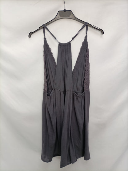 PULL&BEAR. Mono gris encaje T.xl