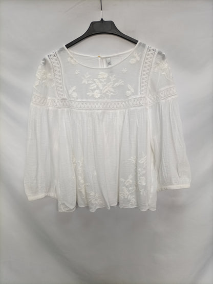 ZARA. Blusa blanca bordada T.l