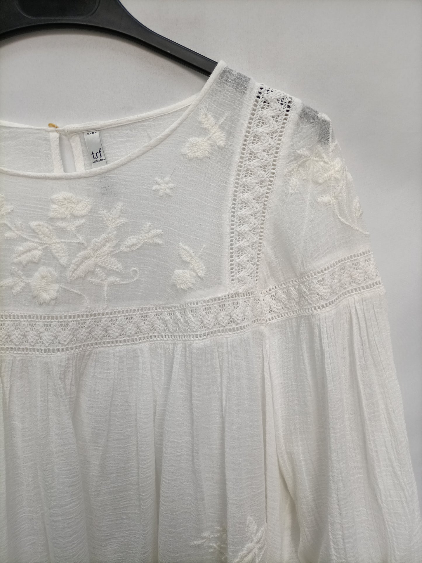 ZARA. Blusa blanca bordada T.l