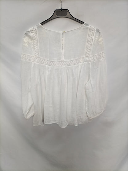 ZARA. Blusa blanca bordada T.l