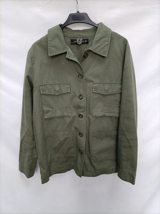 ZARA. Cazadora verde bordada T.m
