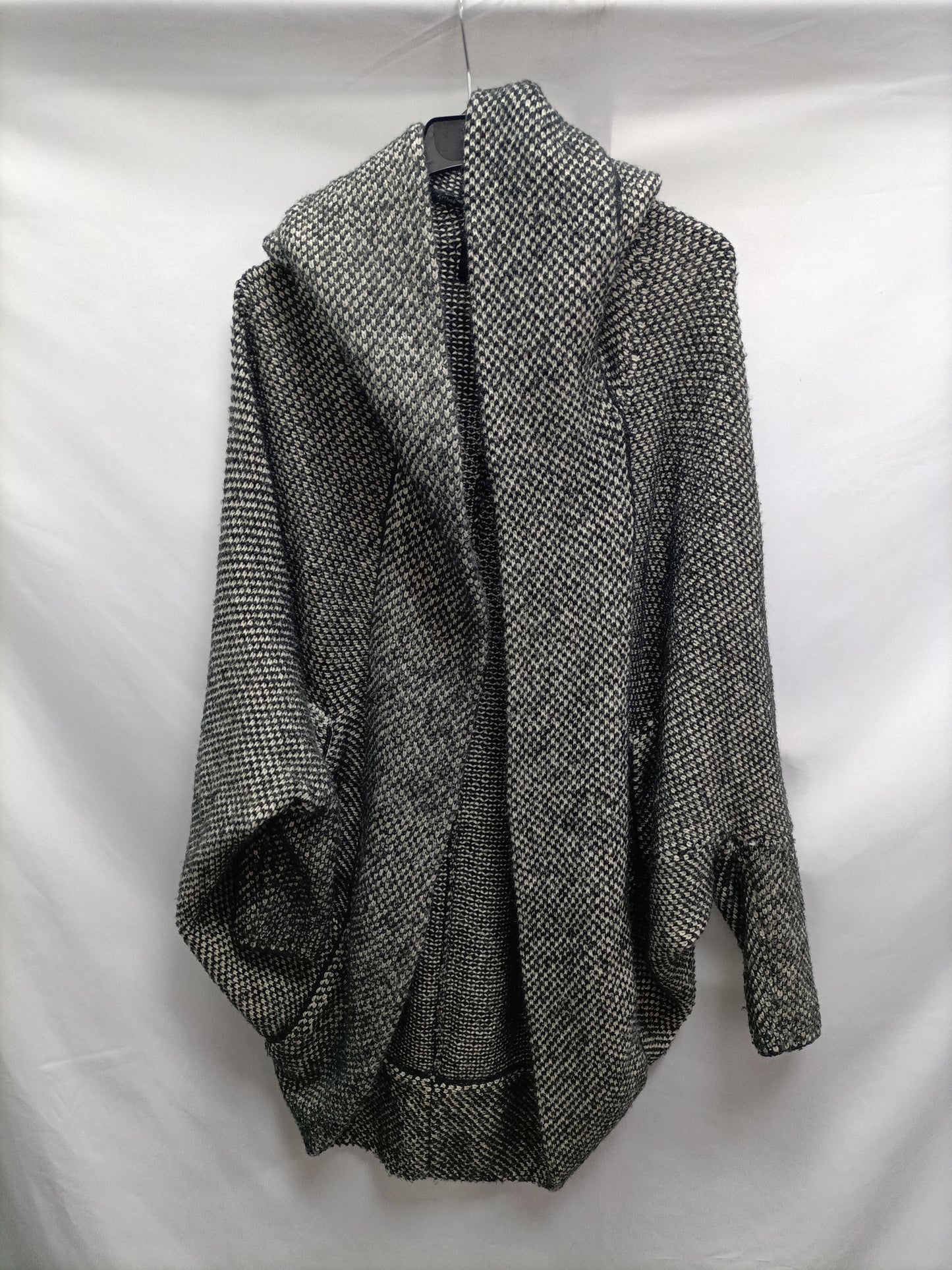 ZARA. Gray and white Ts cardigan