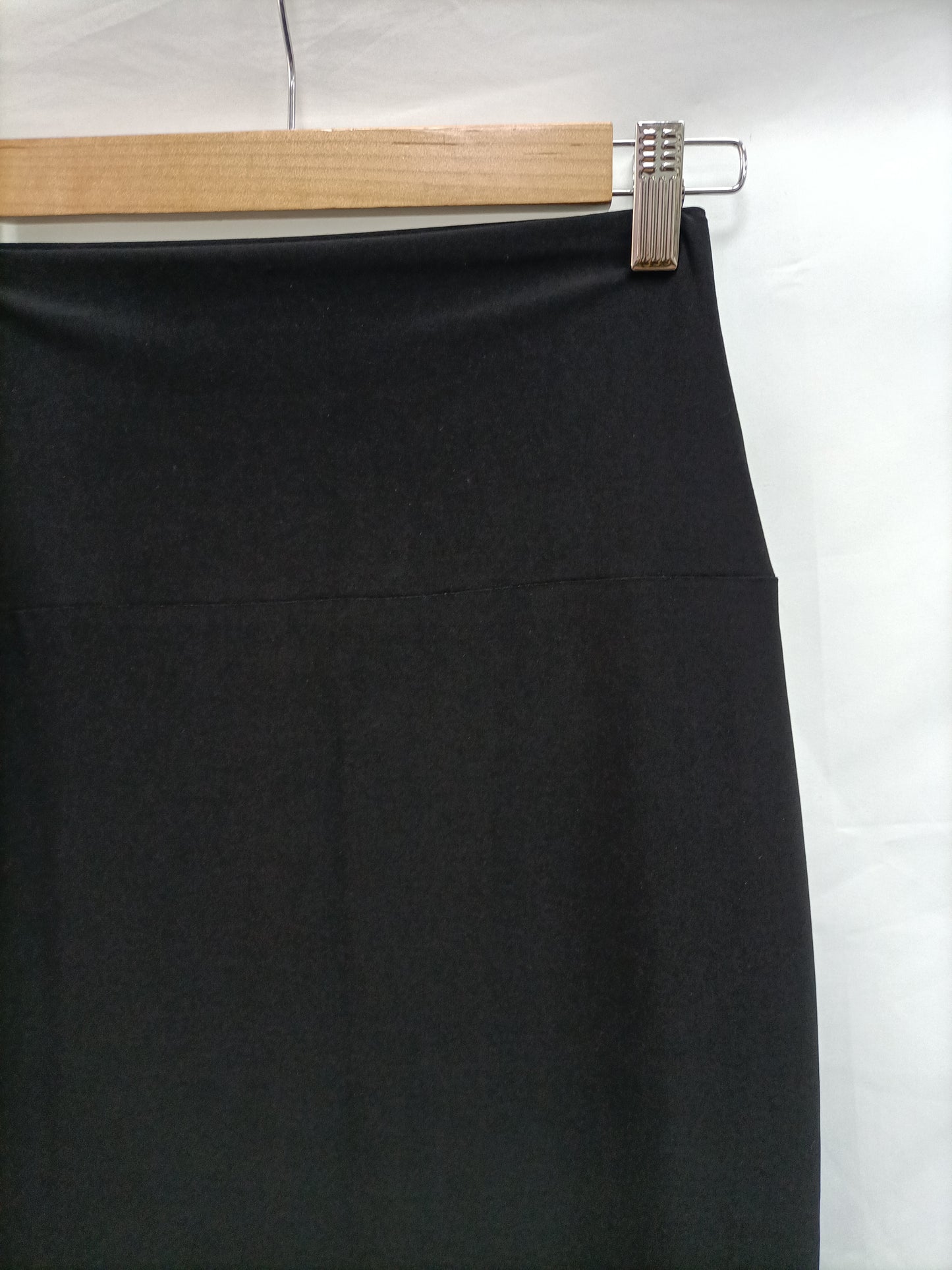 NORMA KAMALI. Falda negra licra T.xs