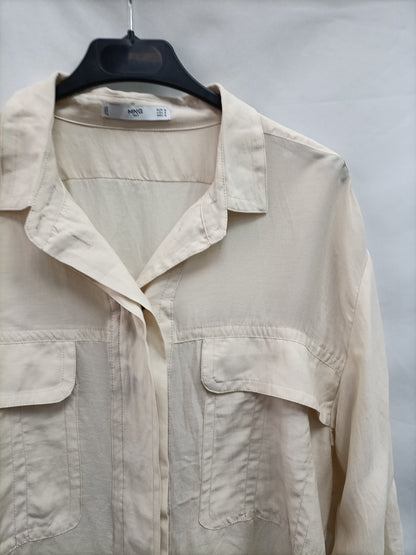 MANGO. Blusa / camisa beiges T.m