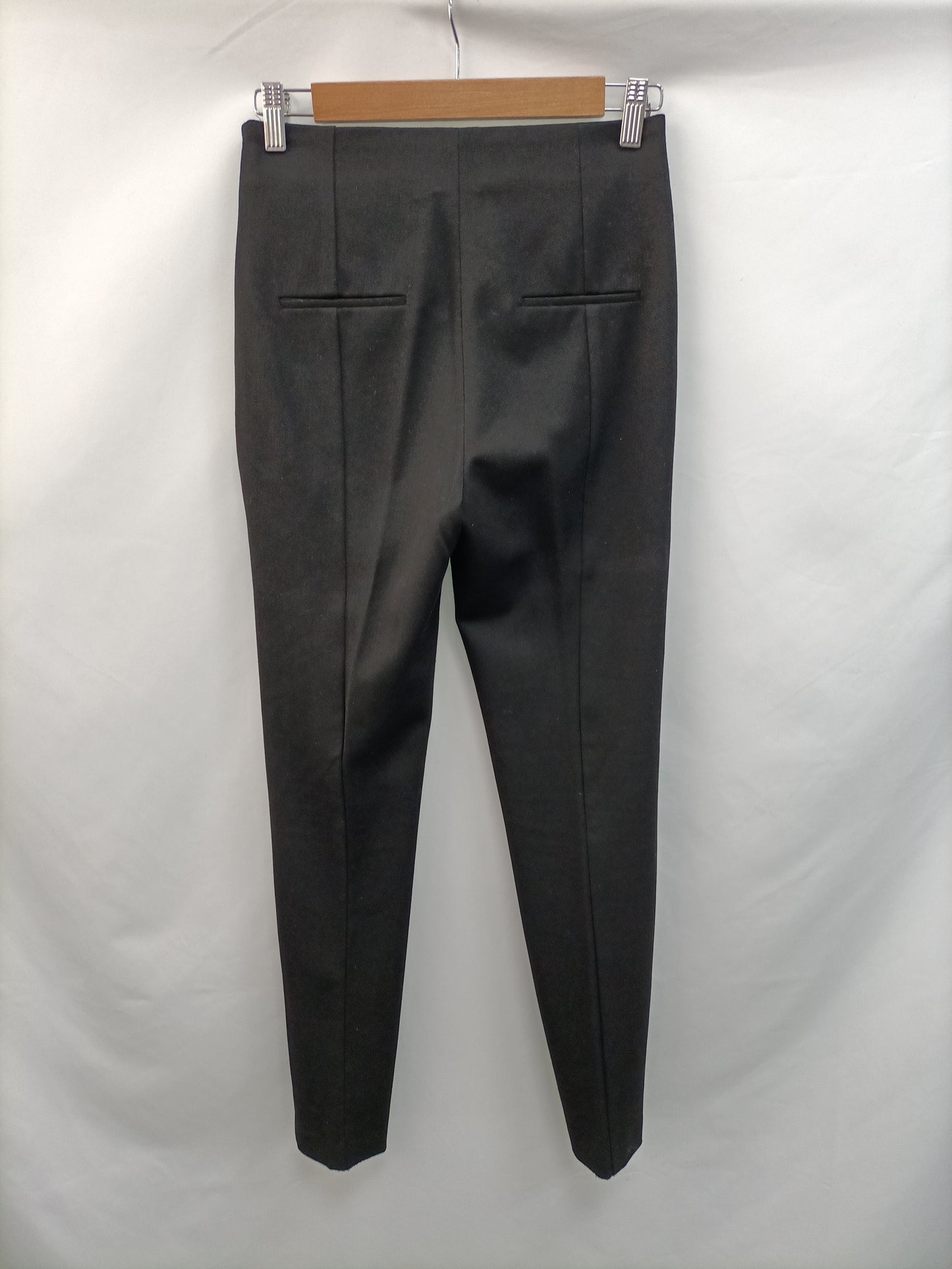 MANGO. Pantalón negro estilo de vestir T.34