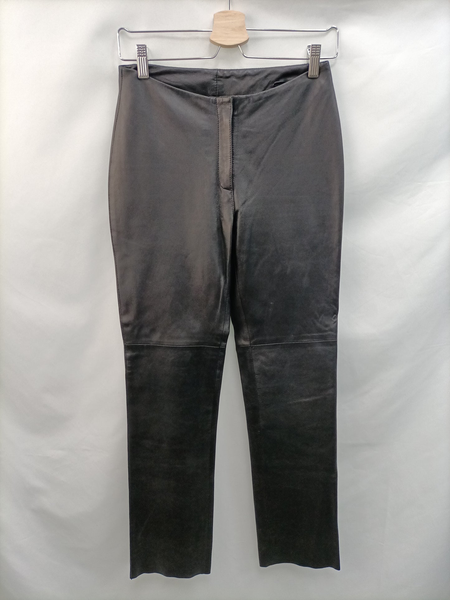 MarketBEBE. Pantalón negro piel T.4(36)