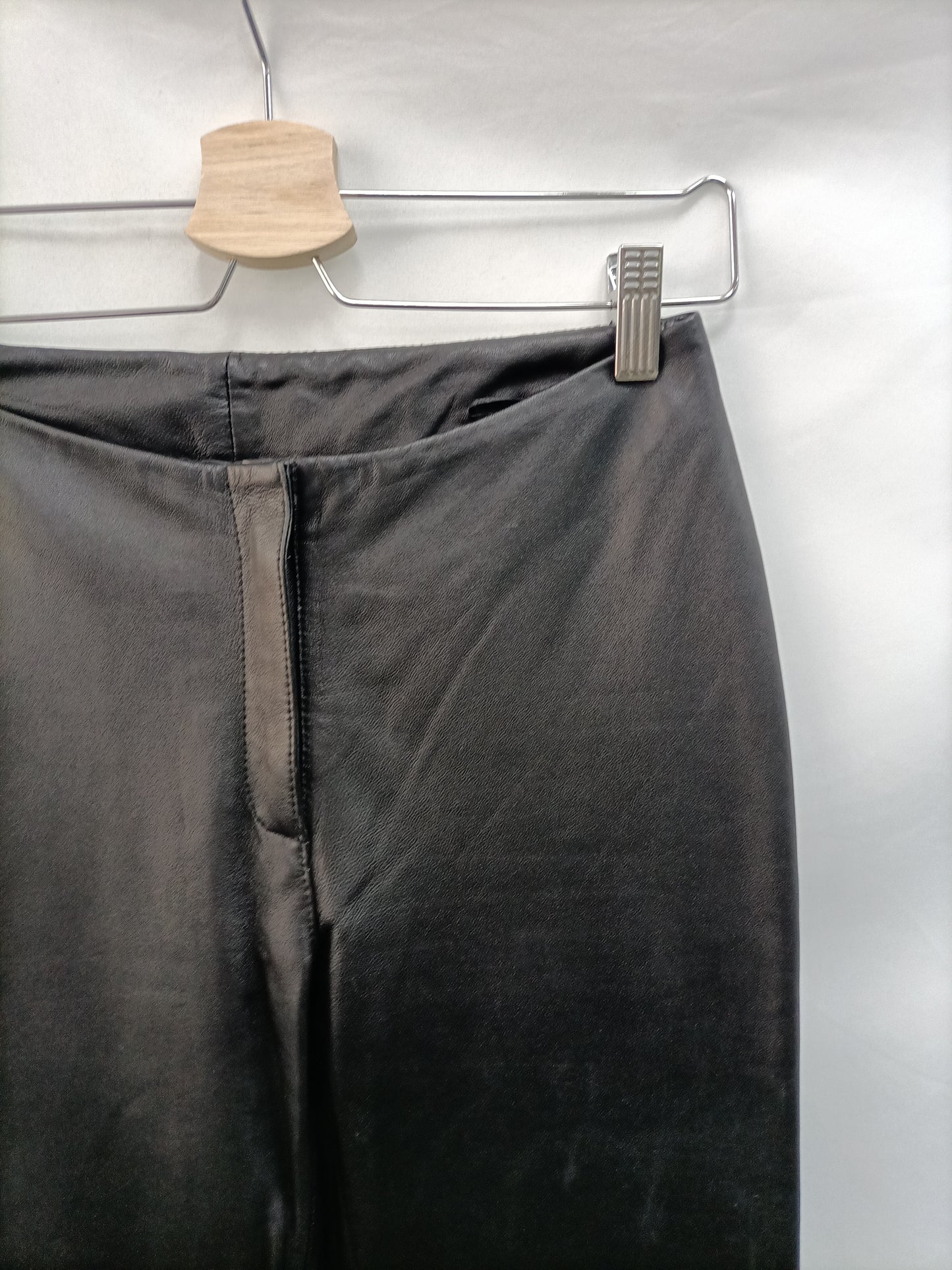 MarketBEBE. Pantalón negro piel T.4(36)