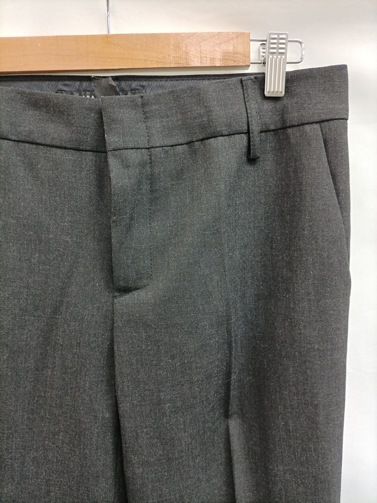 ZARA. Pantalón recto gris  T.40