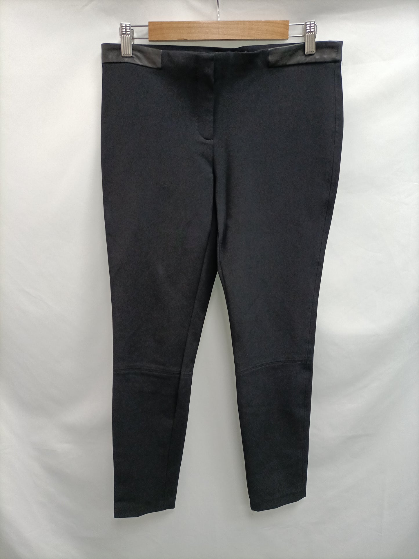 MASSIMO DUTTI. Pantalón negro polipiel T.40