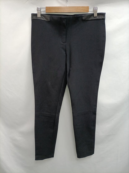 MASSIMO DUTTI. Pantalón negro polipiel T.40