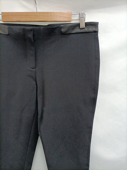MASSIMO DUTTI. Pantalón negro polipiel T.40