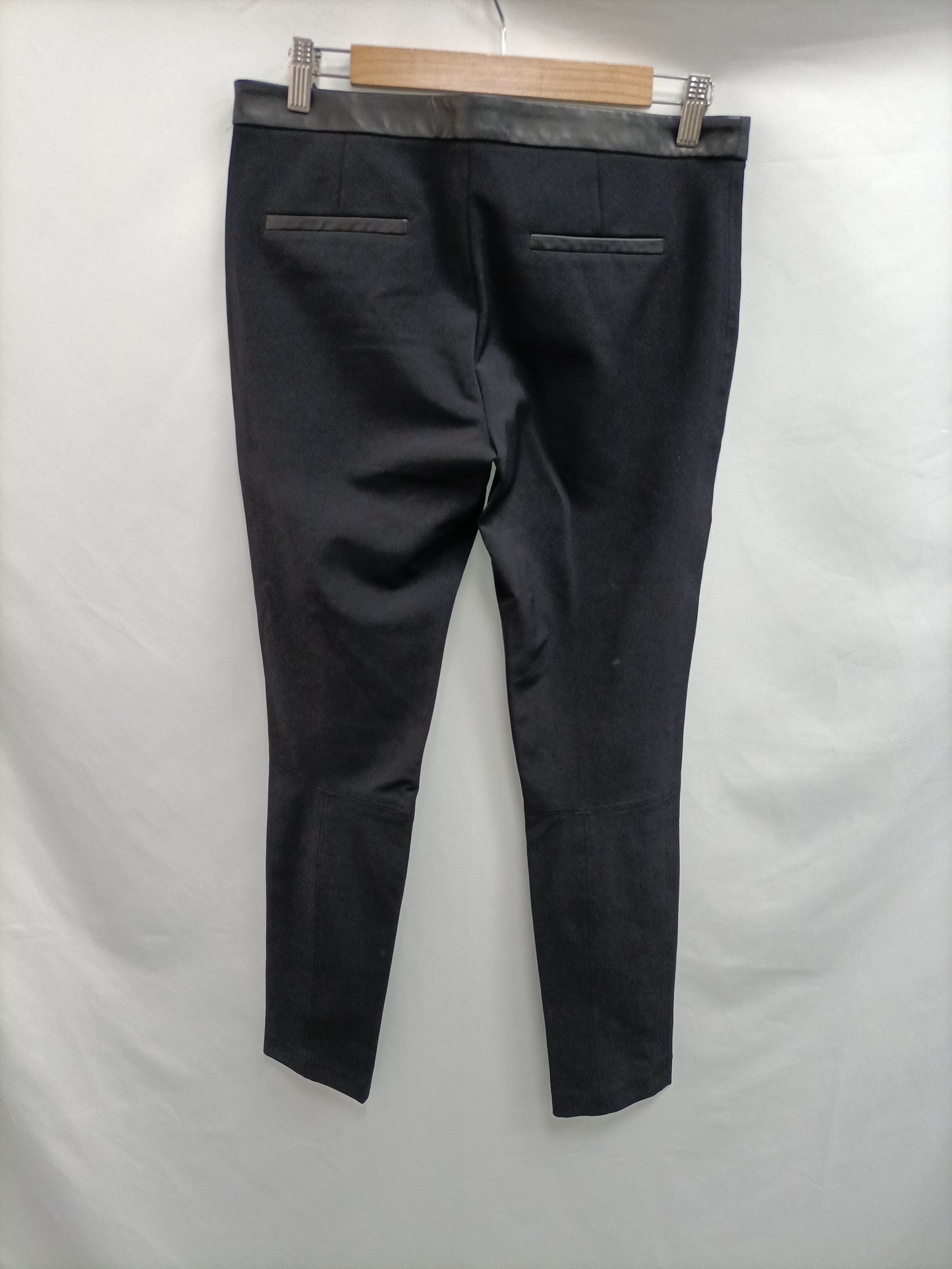 MASSIMO DUTTI. Pantalón negro polipiel T.40