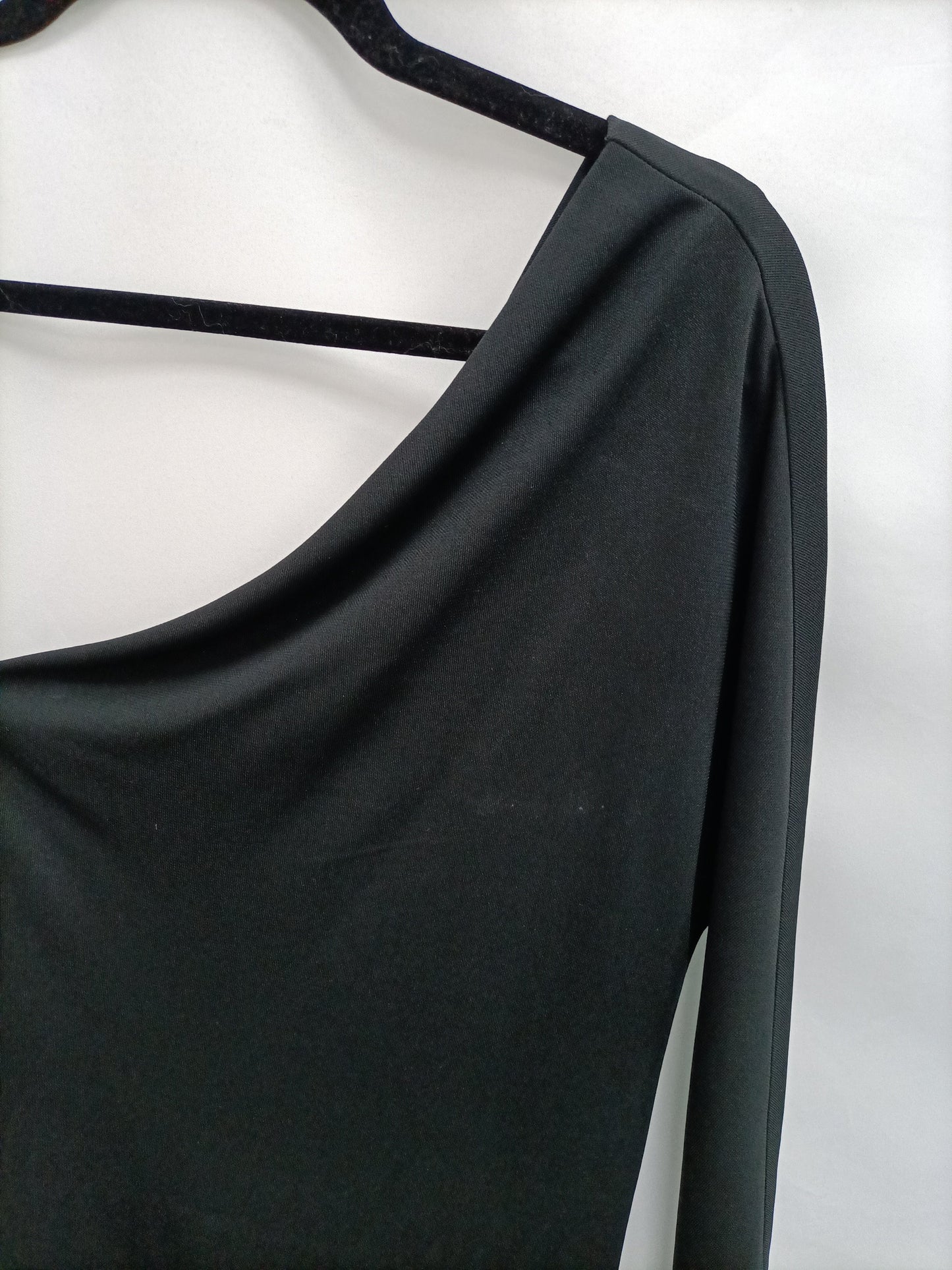 ZARA. Vestido asimétrico negro T.M