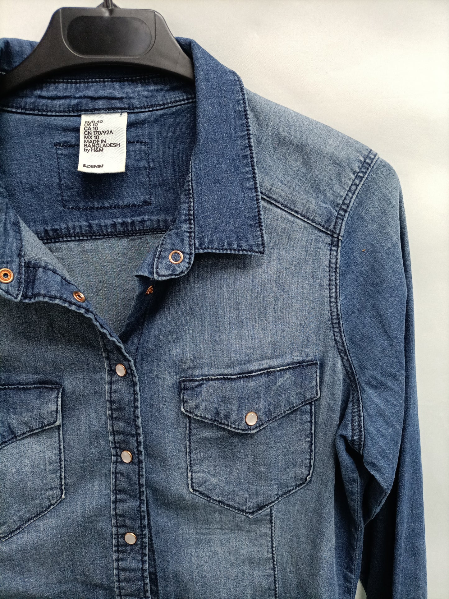 H&M. Camisa vaquera oscura T.40