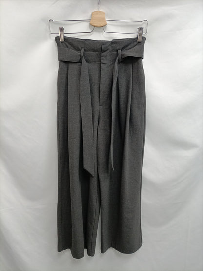 ZARA. Pantalón gris pinzas T.xs