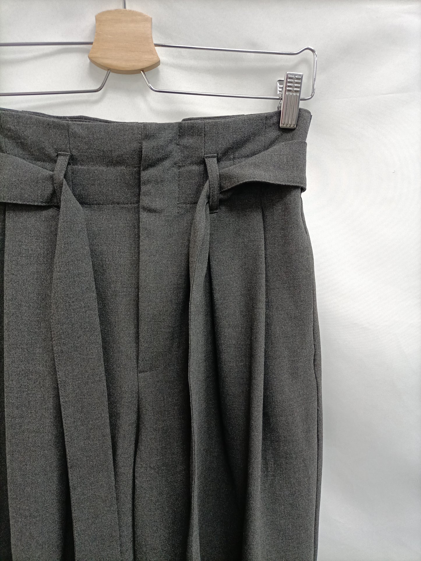 ZARA. Pantalón gris pinzas T.xs