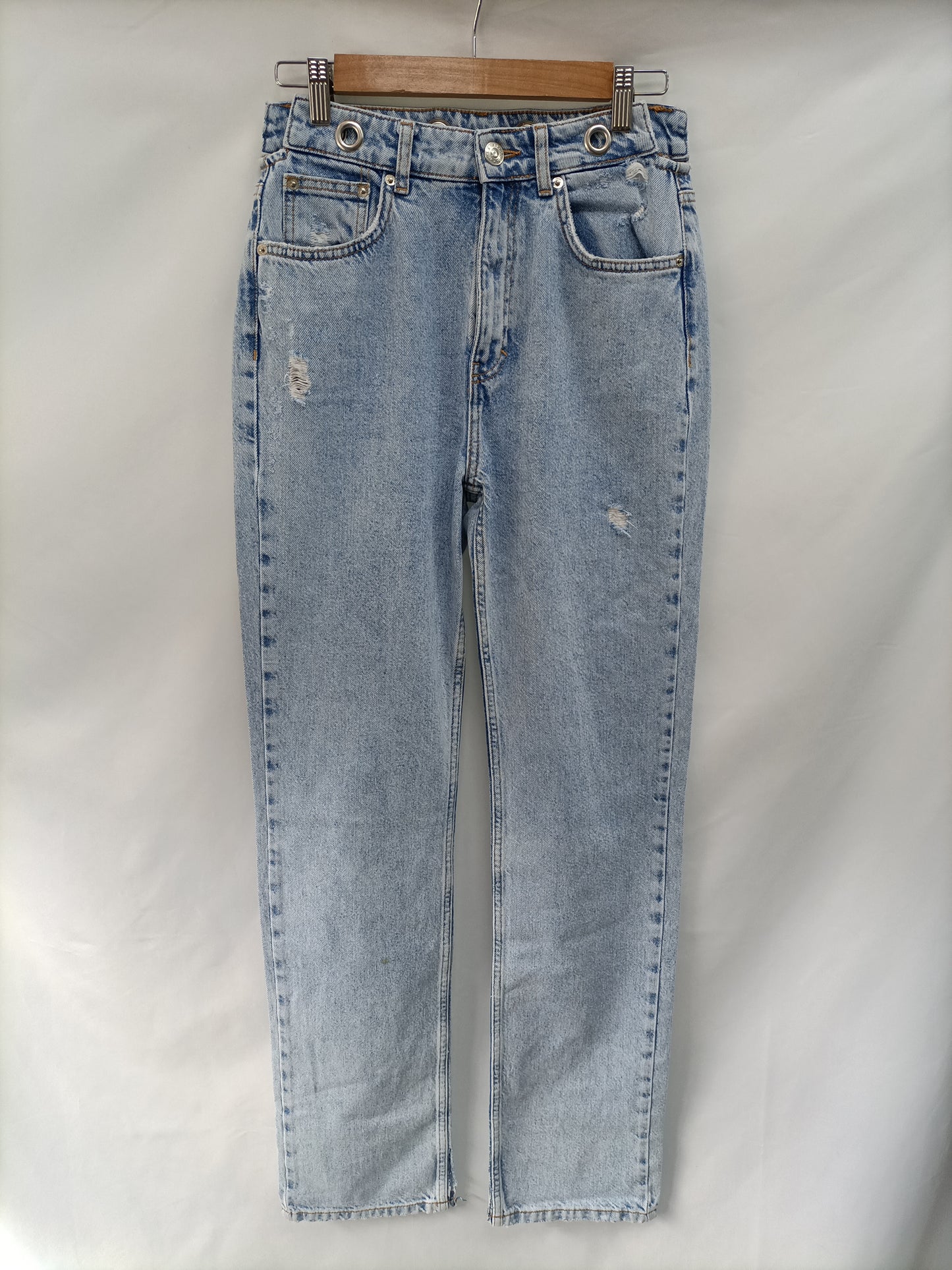 PULL&BEAR. Pantalón efecto desgastado  T.38 (TARA)