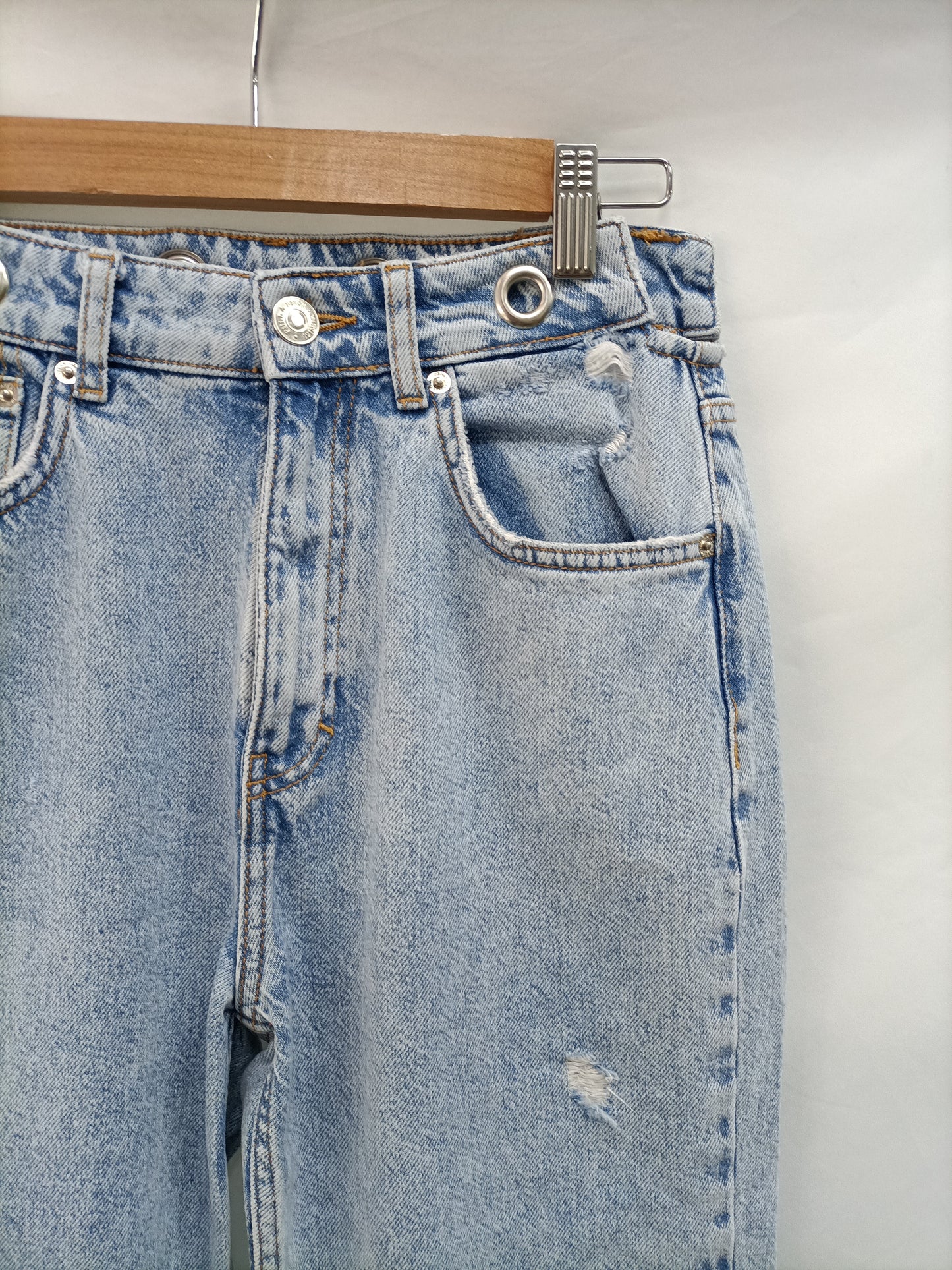 PULL&BEAR. Pantalón efecto desgastado  T.38 (TARA)