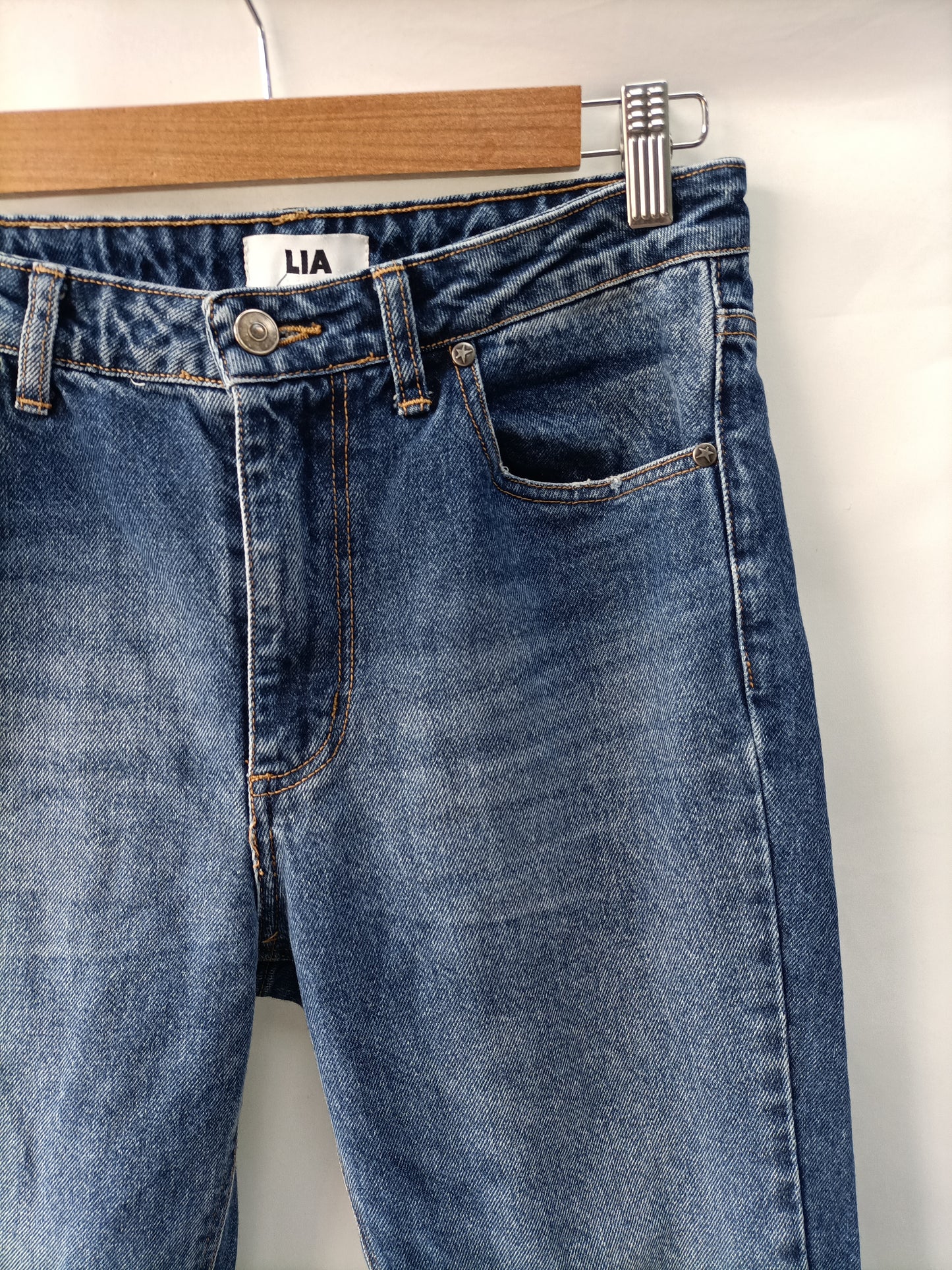 LIA. Pantalón vaquero  T.38