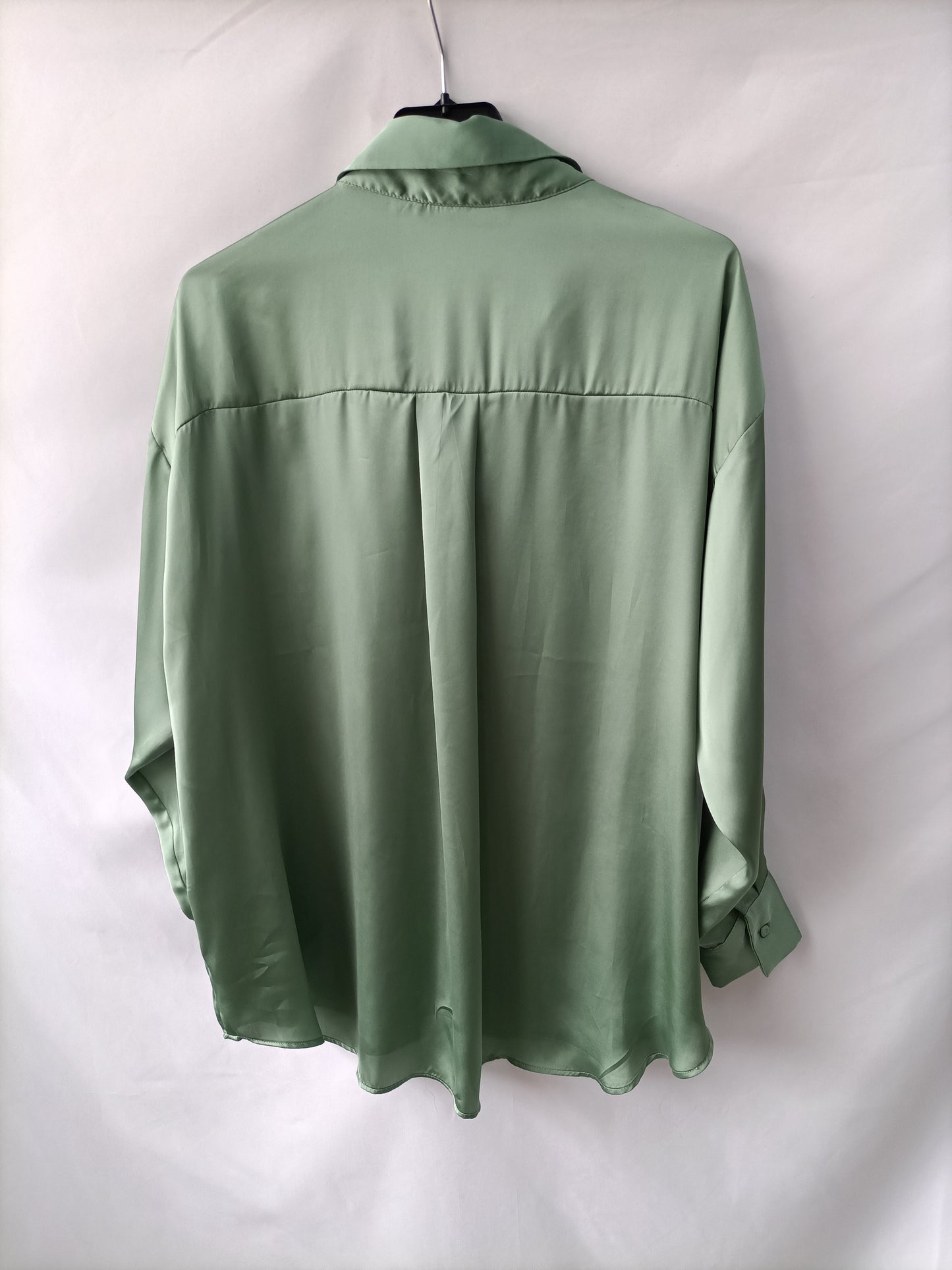 ZARA. Green satin blouse Ts