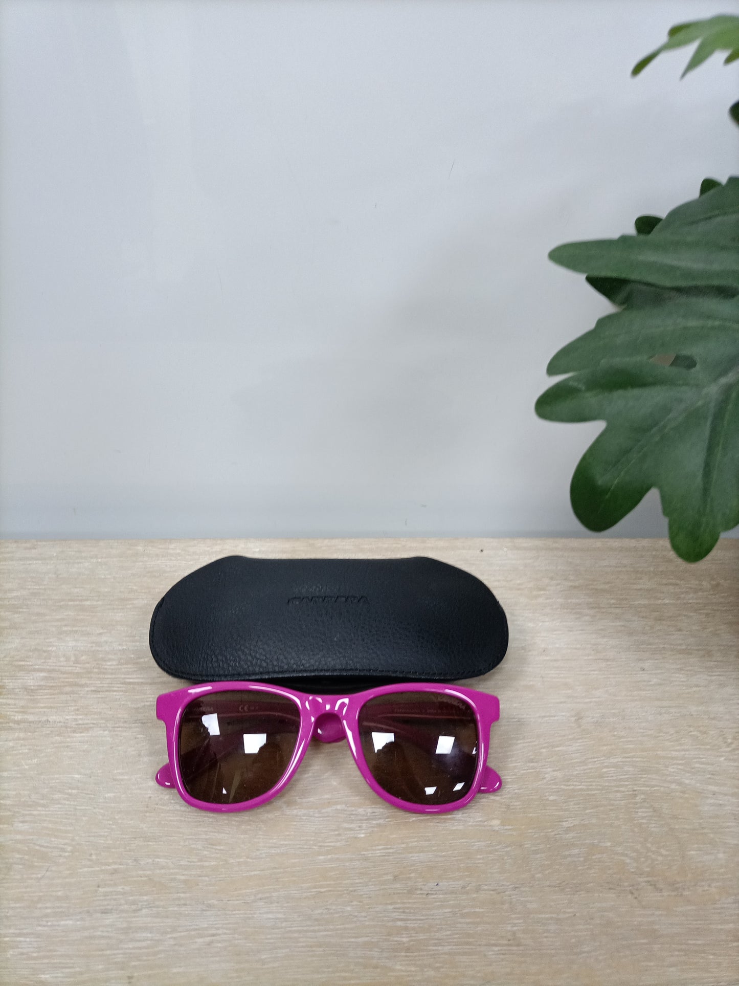 CARRERA. Gafas de sol rosas