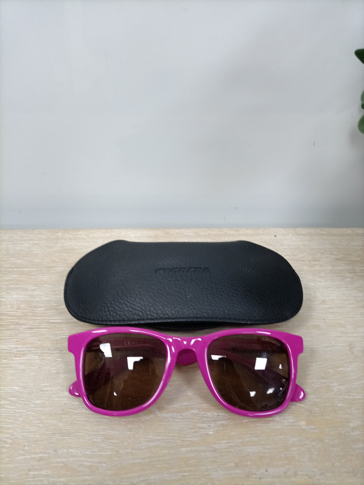 CARRERA. Gafas de sol rosas