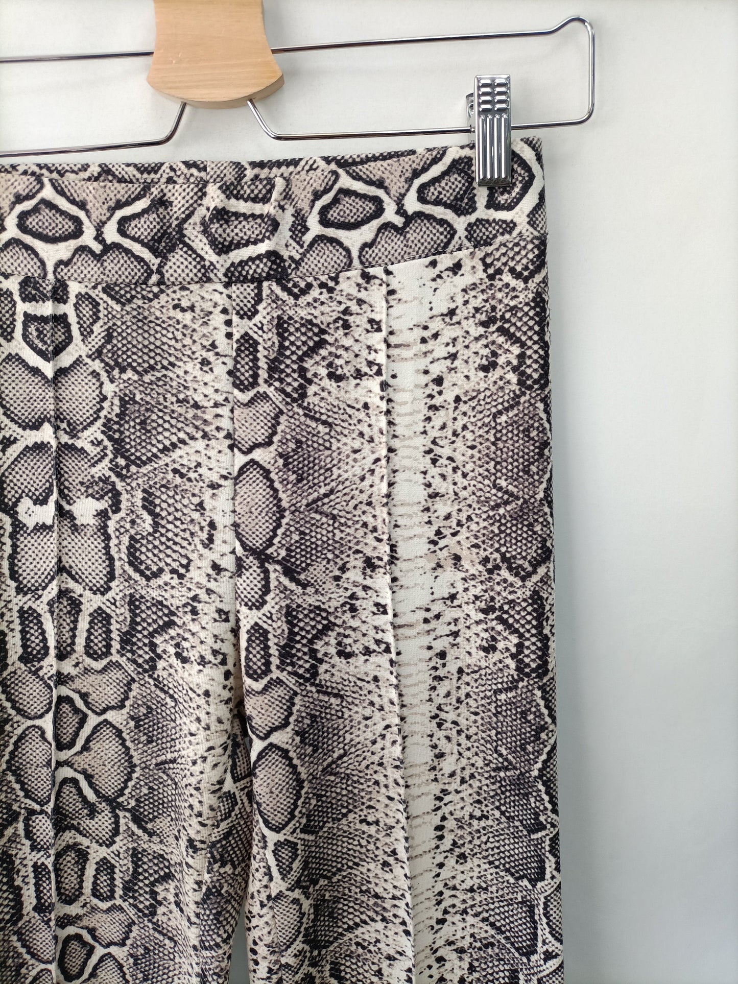 BERSHKA.Pantalones punto campana T.s