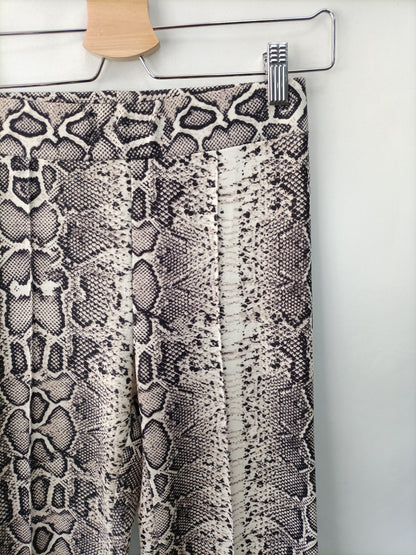 BERSHKA.Pantalones punto campana T.s