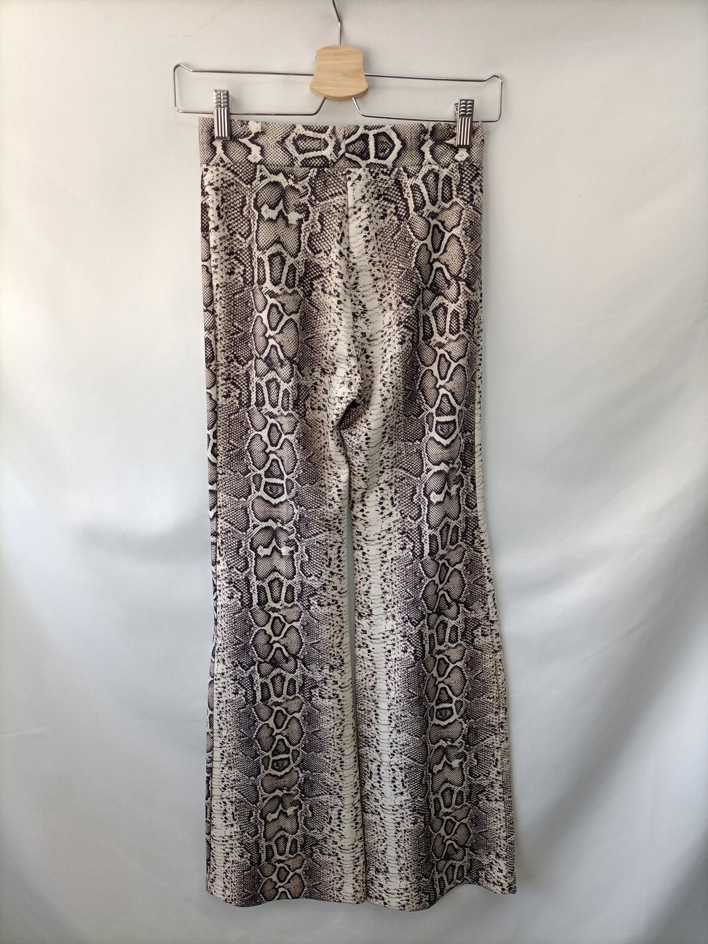 BERSHKA.Pantalones punto campana T.s