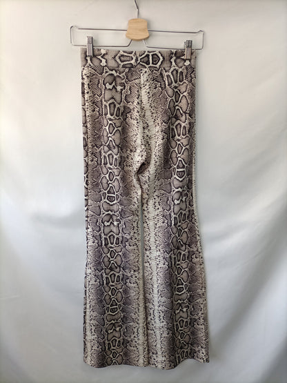 BERSHKA.Pantalones punto campana T.s