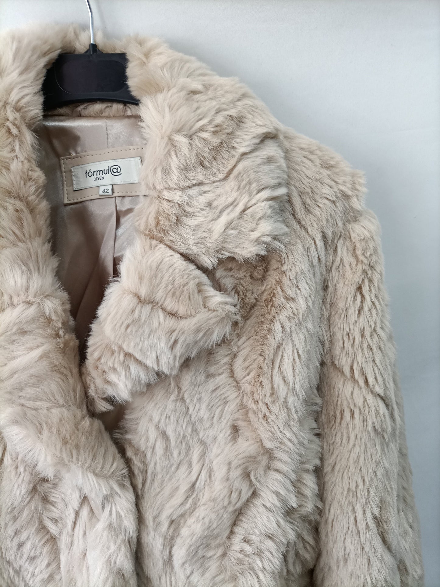 FÓRMULA JOVEN.Abrigo cortito pelo beige T.42 (m)