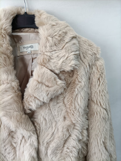 FÓRMULA JOVEN.Abrigo cortito pelo beige T.42 (m)