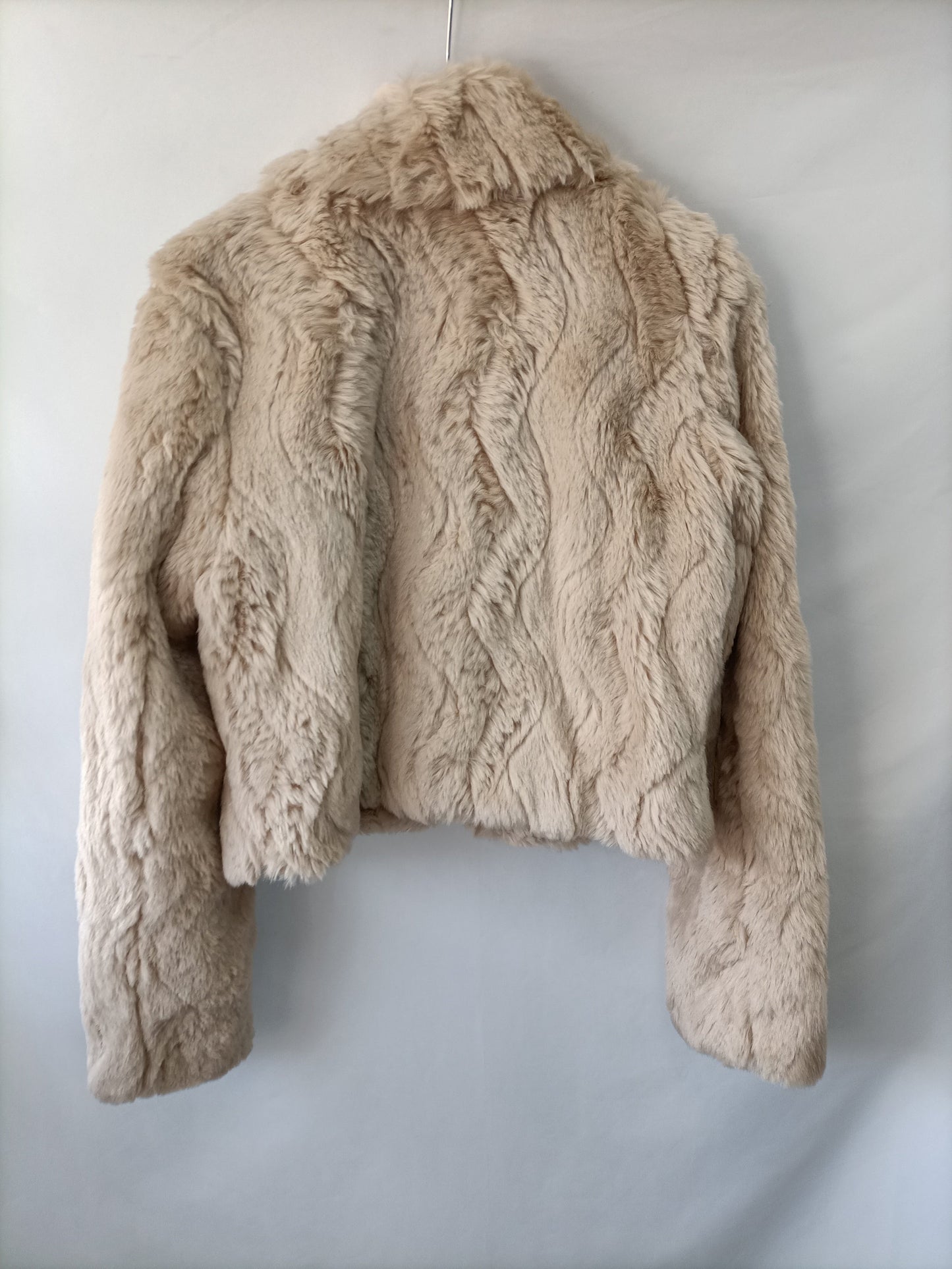 FÓRMULA JOVEN.Abrigo cortito pelo beige T.42 (m)