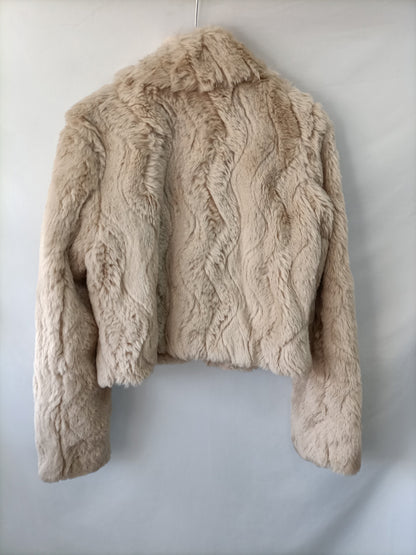 FÓRMULA JOVEN.Abrigo cortito pelo beige T.42 (m)