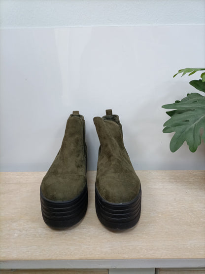 XTI. Botines verdes antelina T.39