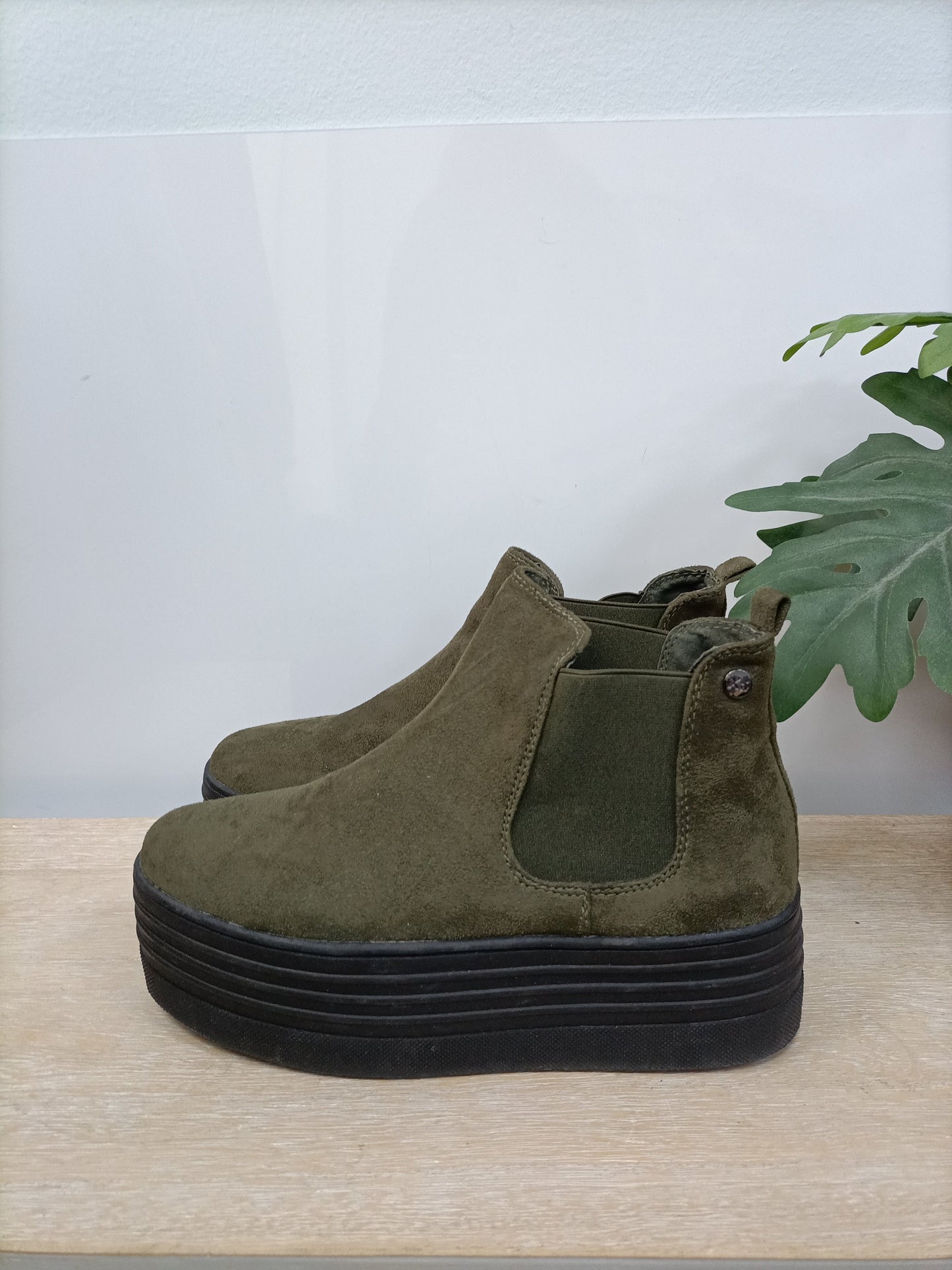 XTI. Botines verdes antelina T.39