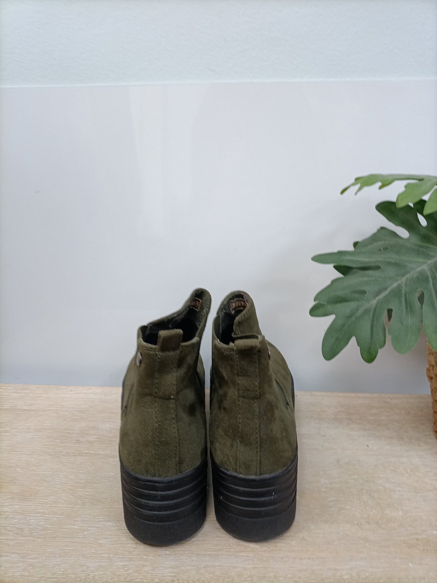 XTI. Botines verdes antelina T.39