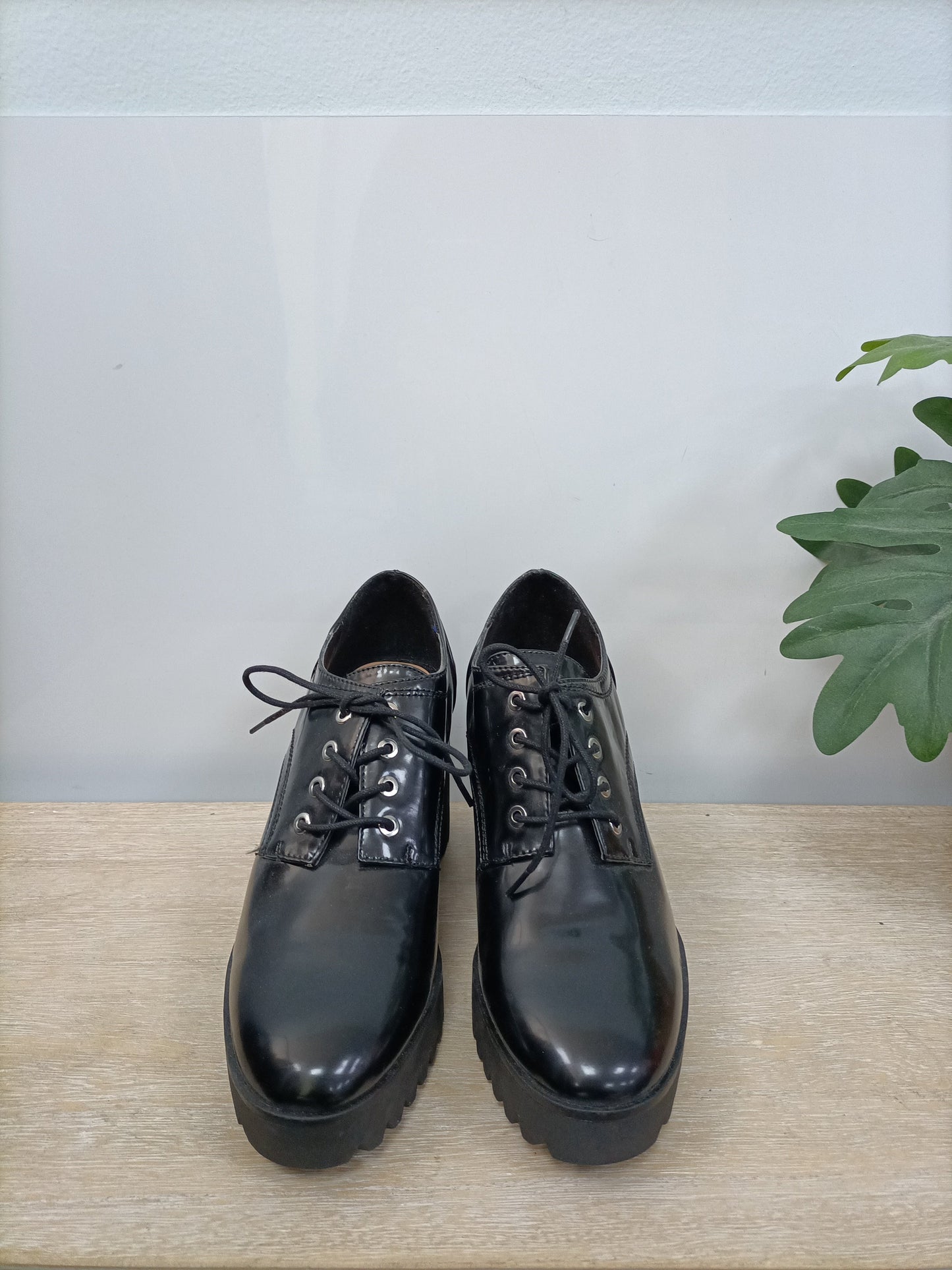 ZARA. Zapatos negro cordones T.39