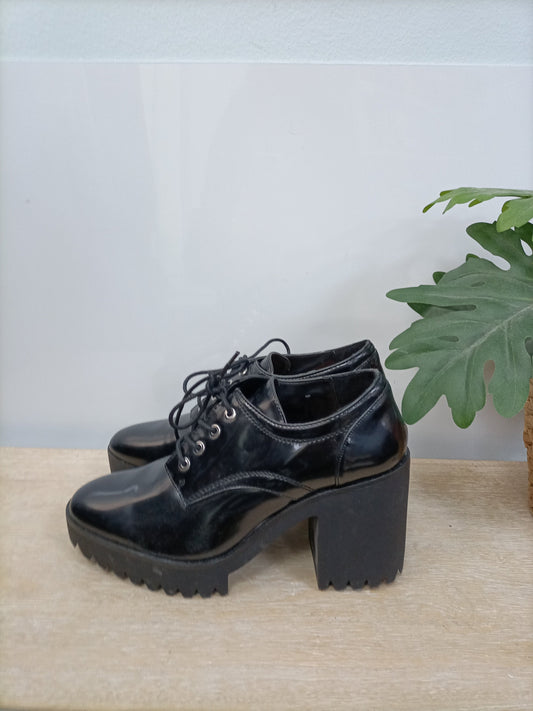 ZARA. Zapatos negro cordones T.39