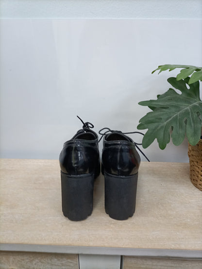 ZARA. Zapatos negro cordones T.39